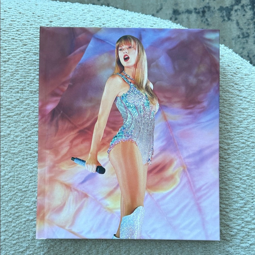 Taylor Swift THE ERAS TOUR BOOK